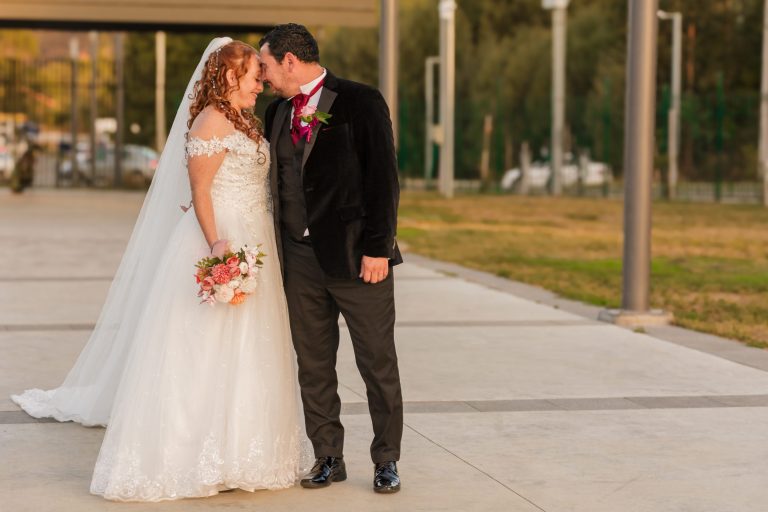 Novios en post boda al atardecer