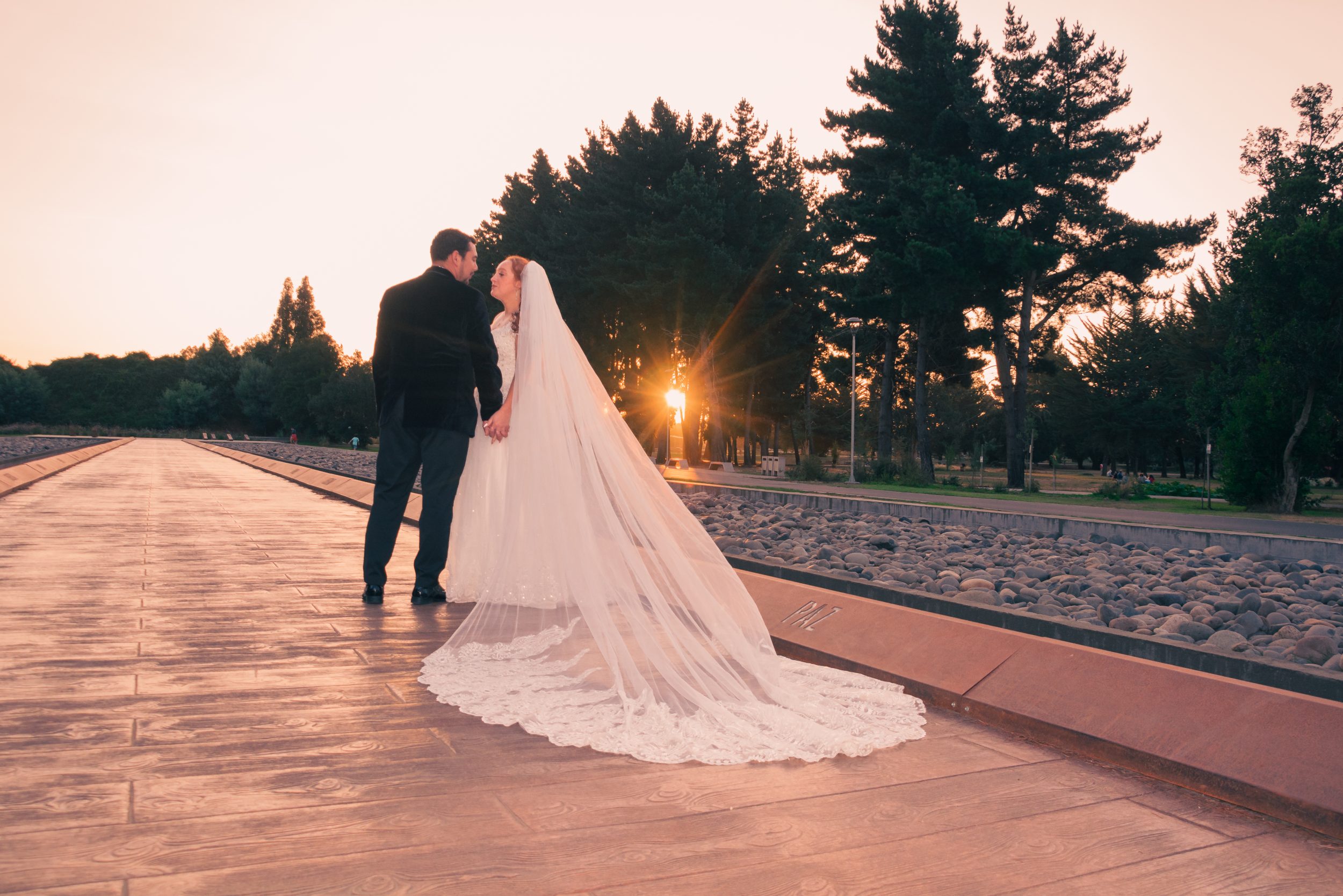 Novios en post boda al atardecer