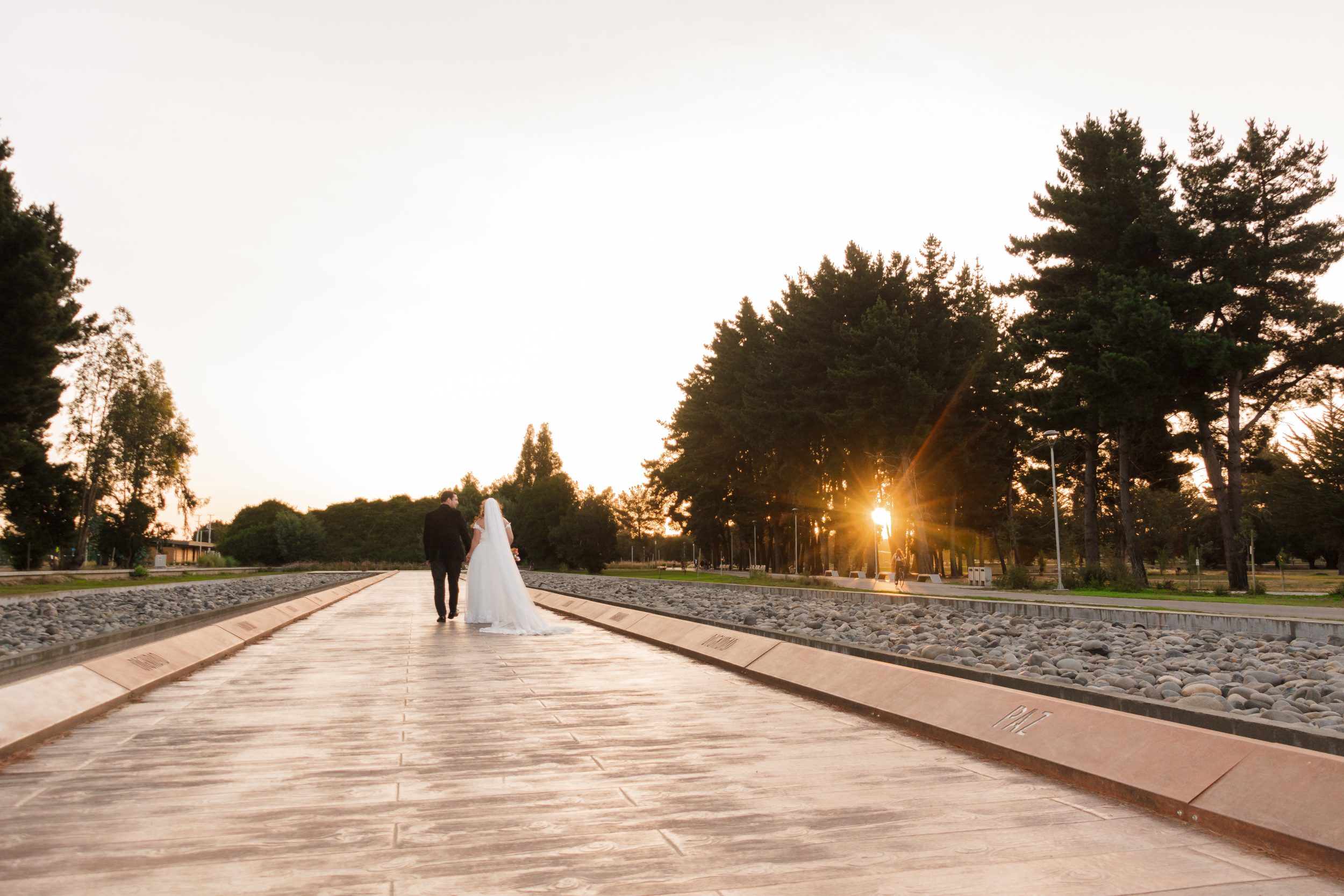 Novios en post boda al atardecer