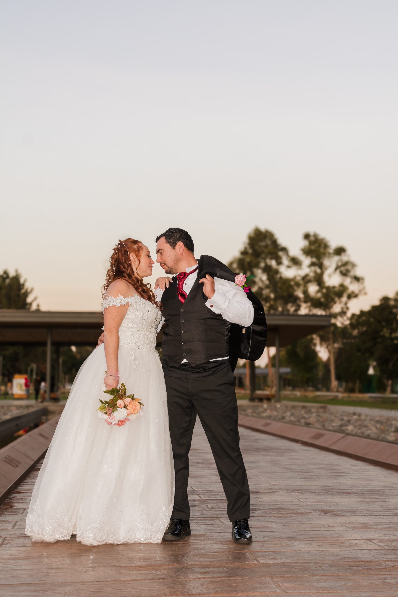 Novios en post boda al atardecer