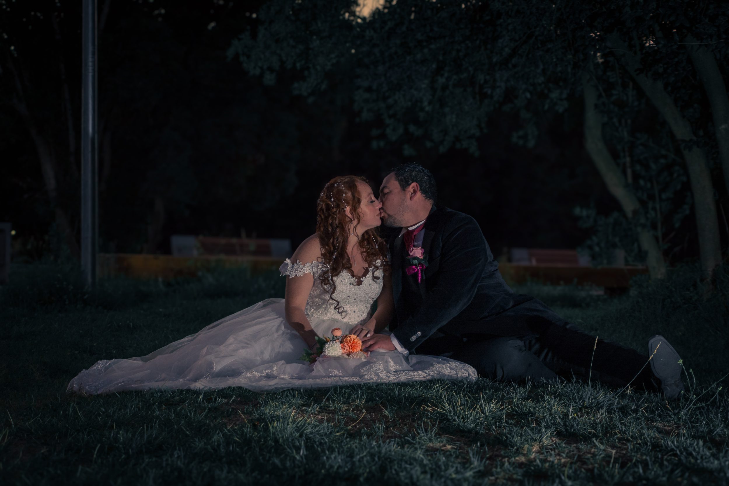 Novios en post boda al atardecer