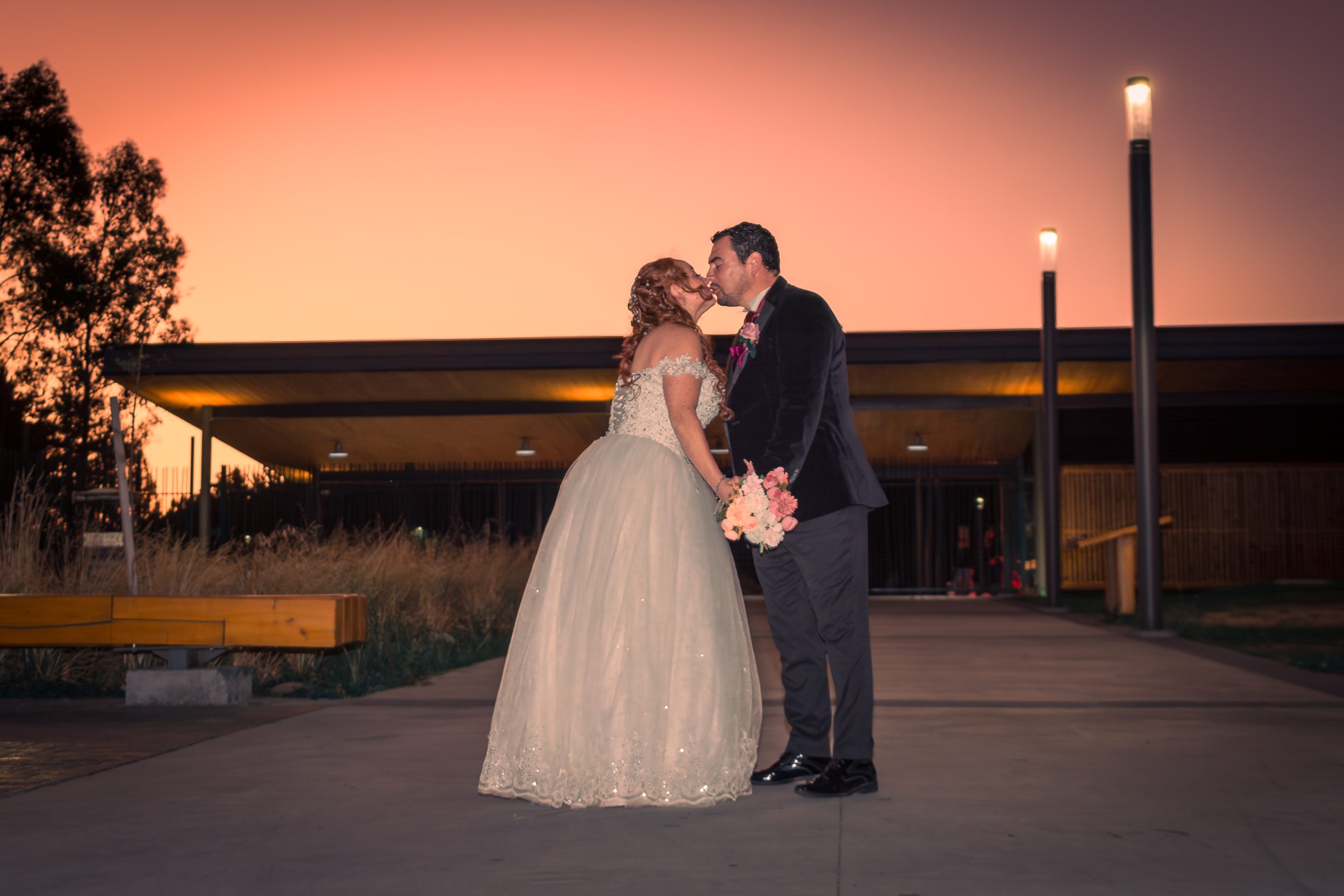 Novios en post boda al atardecer